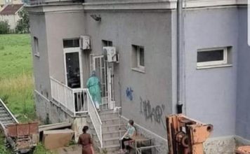 Povodom fotografije devojčice ispred Kovid bolnice u Novom Pazaru oglasila se i medicinska sestra povodom-fotografije-devojcice-ispred-kovid-bolnice-u-novom-pazaru-oglasila-se-i-medicinska-sestra
