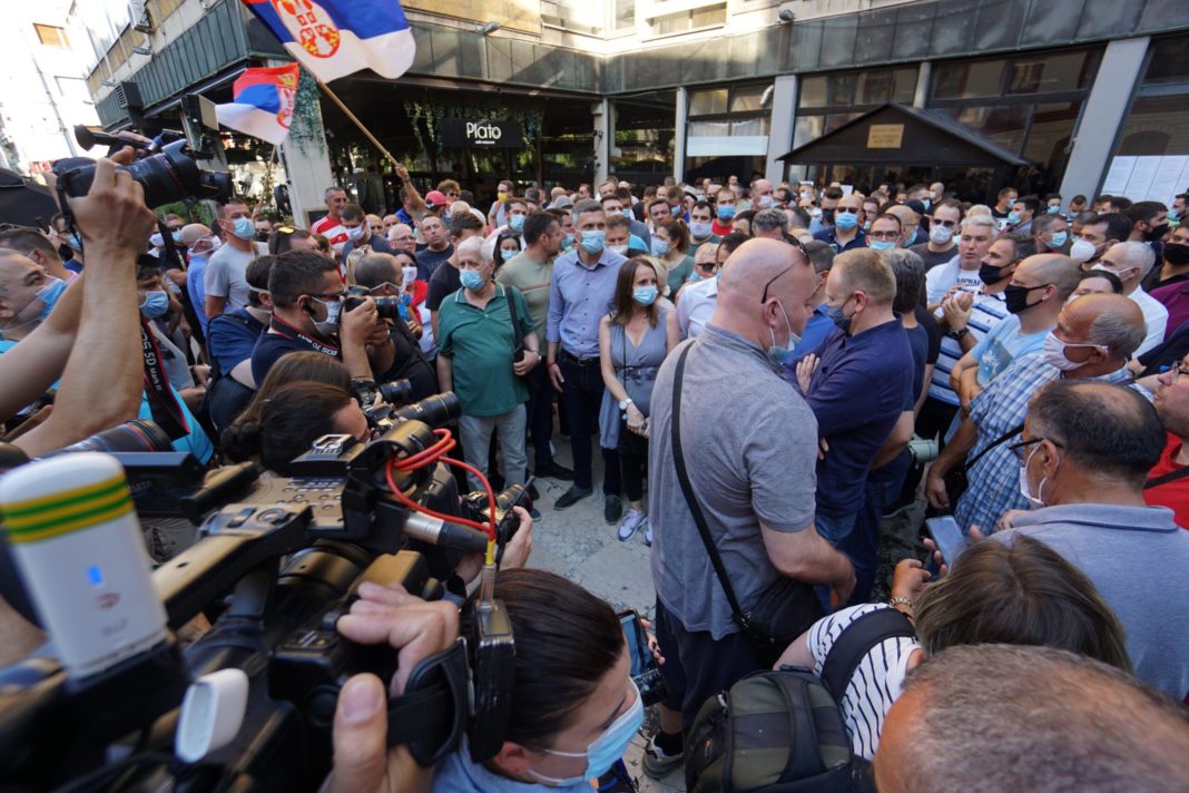 sergej-napadnut-na-protestu,-jedan-od-ucesnika-ga-udario-u-glavu