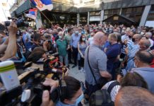 Sergej napadnut na protestu, jedan od učesnika ga udario u glavu sergej-napadnut-na-protestu,-jedan-od-ucesnika-ga-udario-u-glavu