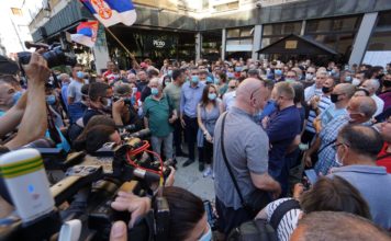 Sergej napadnut na protestu, jedan od učesnika ga udario u glavu sergej-napadnut-na-protestu,-jedan-od-ucesnika-ga-udario-u-glavu