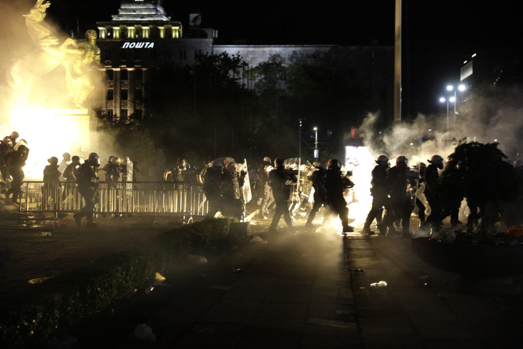 psg:-policija-upotrebljava-hemijsko-oruzje,-suzavcu-je-istekao-rok-trajanja