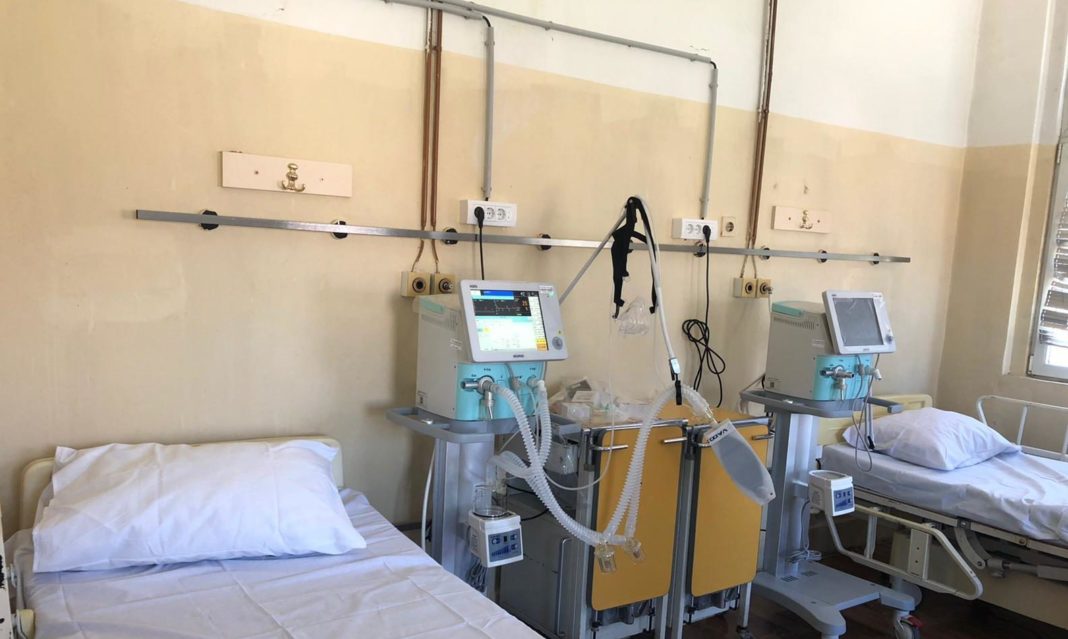 raste-broj-hospitalizovanih-na-respiratorima,-preminulo-12-osoba