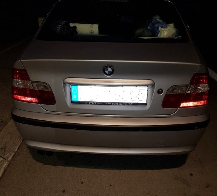 u-bmw-u-nemackih-registracija-pronadjene-kesice-kokaina-i-hasisa-(foto/video)
