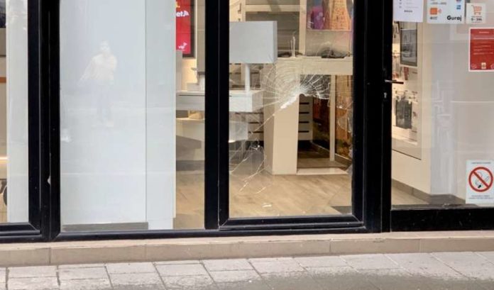 obijena-poslovnica-mobilnog-operatera-u-centru-novog-pazara