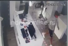 VIDEO // Obijena poslovnica “VIP” u centru Novog Pazara video-//-obijena-poslovnica-“vip”-u-centru-novog-pazara