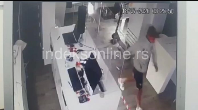 video-//-obijena-poslovnica-“vip”-u-centru-novog-pazara