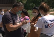 Volonteri delili vodu i maske po poštama, bankama i ulicama volonteri-delili-vodu-i-maske-po-postama,-bankama-i-ulicama