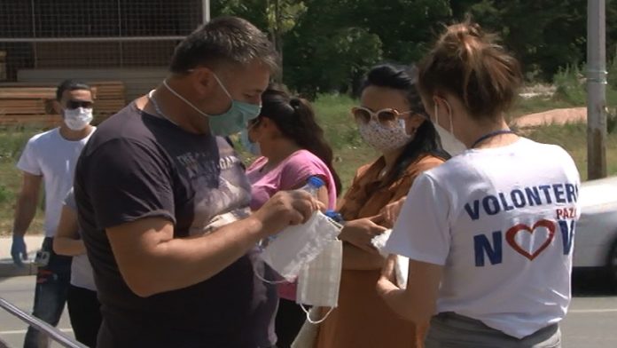 volonteri-delili-vodu-i-maske-po-postama,-bankama-i-ulicama volonteri-delili-vodu-i-maske-po-postama,-bankama-i-ulicama