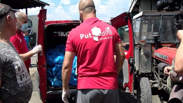 “put-sredine”-urucio-pakete-namirnica-radnicima-“gradske-cistoce” “put-sredine”-urucio-pakete-namirnica-radnicima-“gradske-cistoce”