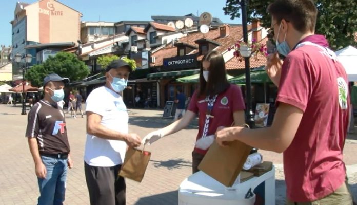 izvidjaci-delili-alkoloh-za-dezinfekciju-gradjanima