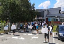 Protest građana ispred Opšte bolnice Novi Pazar /-/indeksonline.rs/-/-protest-gradjana-ispred-opste-bolnice-novi-pazar