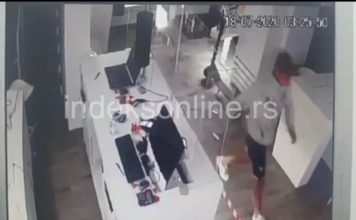 VIDEO // Obijena poslovnica “VIP” u centru Novog Pazara /-/indeksonline.rs/-/-video-//-obijena-poslovnica-“vip”-u-centru-novog-pazara