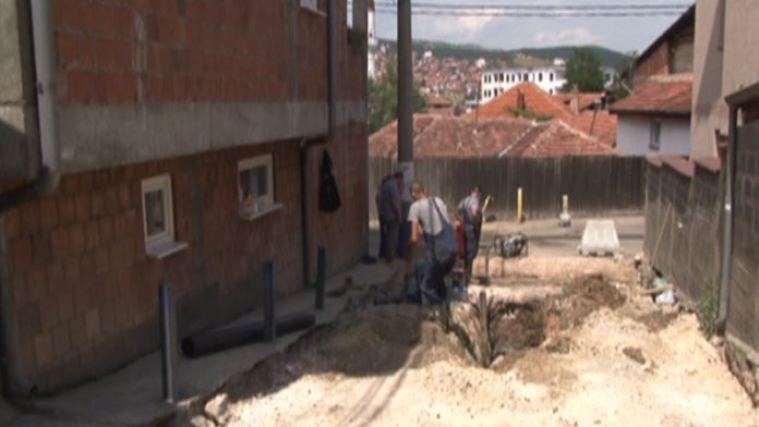 radnici-vodovoda-rade-u-naselju-jermise radnici-vodovoda-rade-u-naselju-jermise