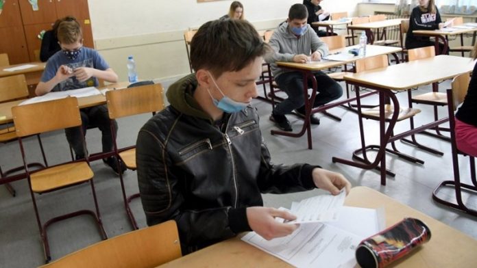 ko-ne-nosi-masku,-preti-mu-i-ukor:-ministarstvo-prosvete-i-krizni-stab-predlozili-mere-za-pocetak-skolske-godine