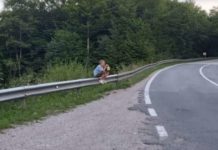 Kada pomislite da je vama najteže, ovom dečaku u BiH oteli su kupine koje prodaje pored puta kada-pomislite-da-je-vama-najteze,-ovom-decaku-u-bih-oteli-su-kupine-koje-prodaje-pored-puta