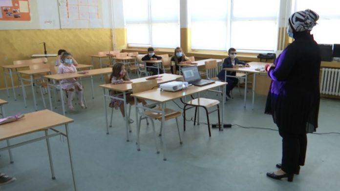 pocela-skolska-godina,-djaci-sa-zastitnim-maskama