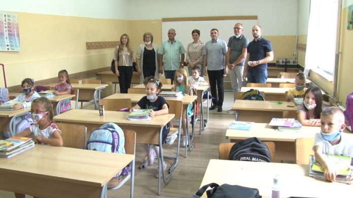 podijeljeni-besplatni-udzbenici-prvacima-u-nasatvi-na-bosanskom-jeziku podijeljeni-besplatni-udzbenici-prvacima-u-nasatvi-na-bosanskom-jeziku