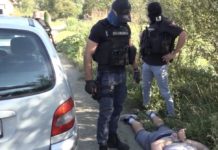 ZAPLENJENO 30 KG MARIHUANE! Kraljevčanin u taksi vozilu švercovao drogu (VIDEO) -zaplenjeno-30-kg-marihuane!-kraljevcanin-u-taksi-vozilu-svercovao-drogu-(video)