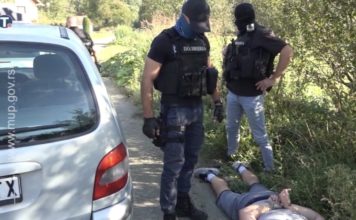 ZAPLENJENO 30 KG MARIHUANE! Kraljevčanin u taksi vozilu švercovao drogu (VIDEO) -zaplenjeno-30-kg-marihuane!-kraljevcanin-u-taksi-vozilu-svercovao-drogu-(video)