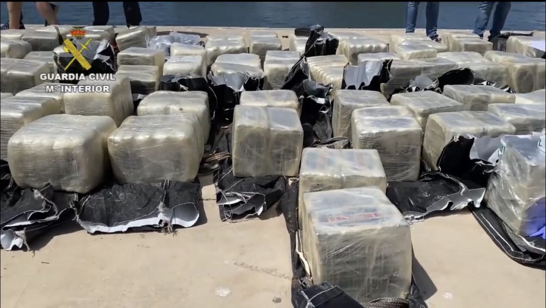 -akcija-“falkusa”!-zaplenjena-tona-kokaina,-uhapsena-tri-hrvata-(video)