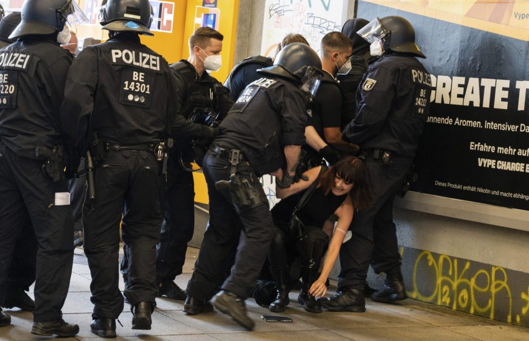 -nemacka:-suspendovano-29-policajaca-zbog-nacizma-i-rasizma