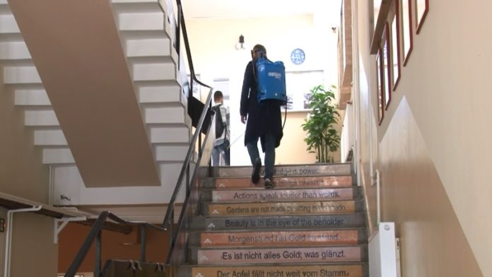 novopazarska-gimnazija-dezinfikuje-se-vise-puta-u-toku-jedne-smjene novopazarska-gimnazija-dezinfikuje-se-vise-puta-u-toku-jedne-smjene