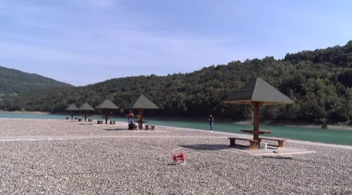 -pazarska-plaza-na-jezeru-gazivode-izgleda-sve-lepse-i-uredjenije