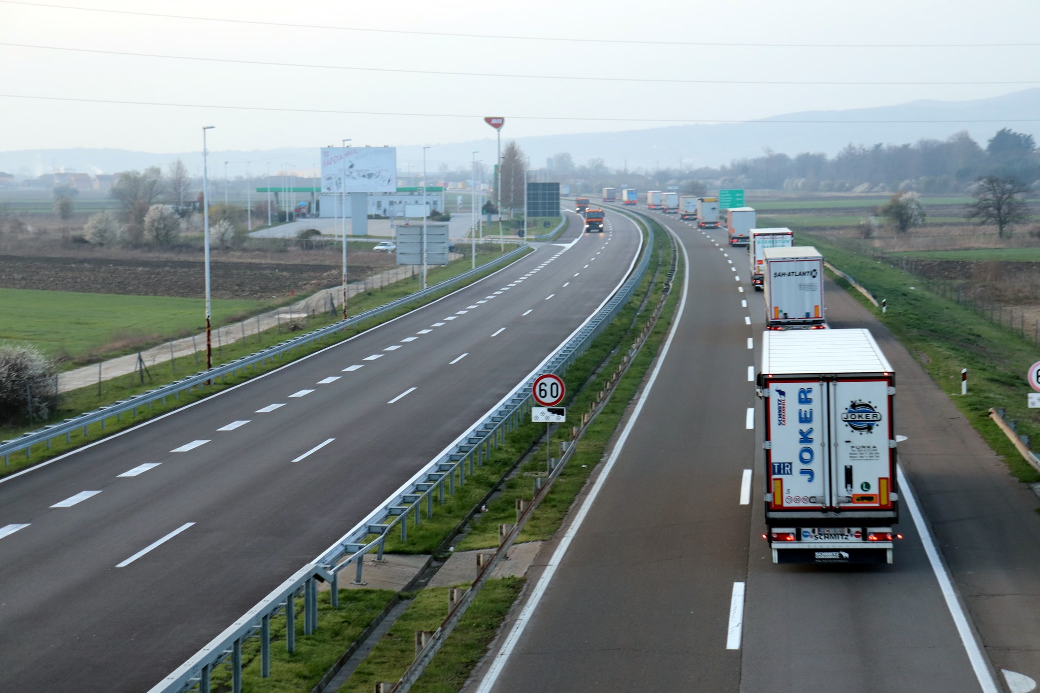 udes-na-autoputu-e-75,-saobracaj-se-odvija-preticajnom-i-voznom-trakom