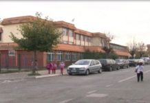 Iz škole Vuk Karadžić demantuju da je dečak pao sa njihovog krova iz-skole-vuk-karadzic-demantuju-da-je-decak-pao-sa-njihovog-krova