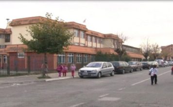 Iz škole Vuk Karadžić demantuju da je dečak pao sa njihovog krova iz-skole-vuk-karadzic-demantuju-da-je-decak-pao-sa-njihovog-krova