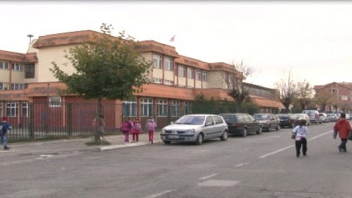 iz-skole-vuk-karadzic-demantuju-da-je-decak-pao-sa-njihovog-krova