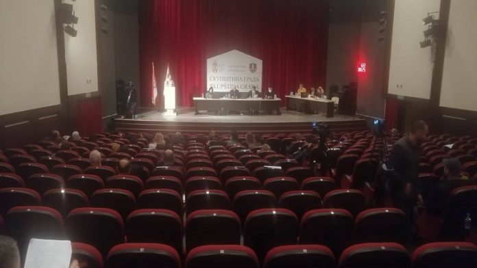 skupstina-prekinuta-nakon-vise-od-16-sati-rada,-pred-odbornicima-sutra-vise-od-50-tacaka