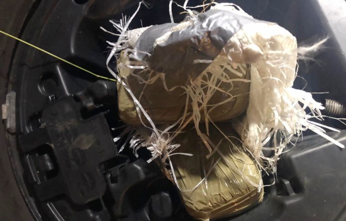 policija-u-automobilu-pronasla-kilogram-heroina