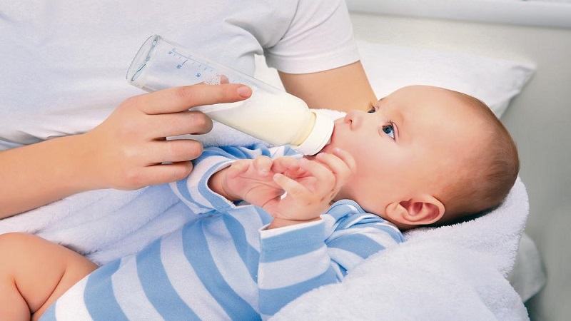 alarmantno:-bebe-uz-mleko-popiju-i-opasnu-plastiku-iz-flasica