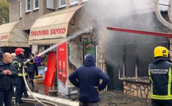 POŽAR U NOVOM PAZARU: Izgoreo lokal (FOTO) pozar-u-novom-pazaru:-izgoreo-lokal-(foto)