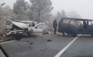 Stravičan udes kod Sjenice: Sudarili se kombi i auto stravican-udes-kod-sjenice:-sudarili-se-kombi-i-auto