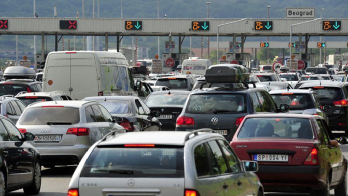 saobracaj-umerenog-intenziteta,-putnicka-vozila-na-batrovcima-cekaju-sat-i-po