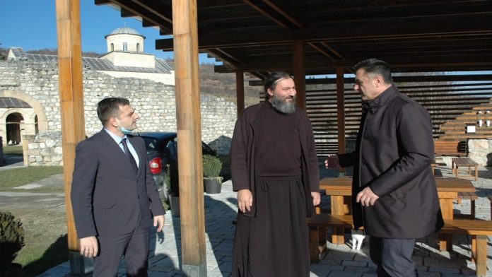 bisevac-sa-starjesinom-manastira-sopocani-nakon-pozara-u-blizini-manastira