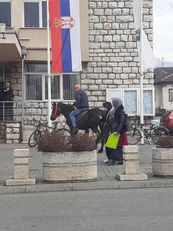 nevoravatno!-novopazarcu-zandari-oduzeli-vozilo,-sada-kroz-grad-jase-konja-(foto/video)