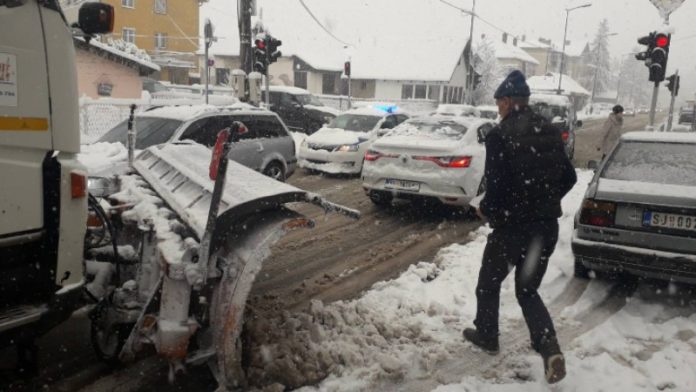 sneg-blokirao-seoske-puteve-na-pesteri sneg-blokirao-seoske-puteve-na-pesteri