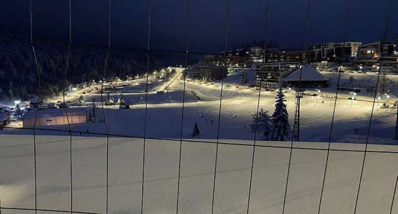 zimska-idila-na-bjelasnici:-prvo-nocno-skijanje-u-novoj-sezoni
