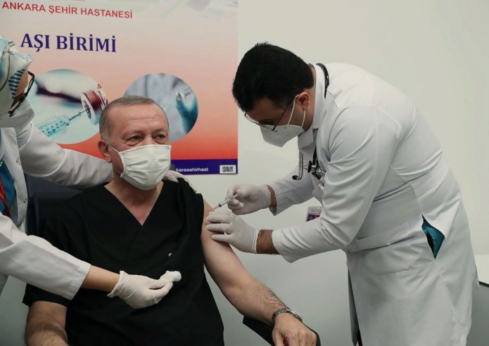 turska:-erdogan-pred-kamerama-primio-kinesku-vakcinu-(video)