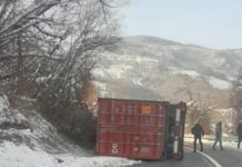 Prevrnuo se kamion u blizini granice sa Crnom Gorom prevrnuo-se-kamion-u-blizini-granice-sa-crnom-gorom