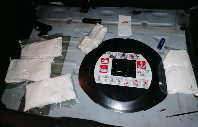 zaplenjeno-cetiri-kilograma-spida,-tri-pistolja-i-municija zaplenjeno-cetiri-kilograma-spida,-tri-pistolja-i-municija