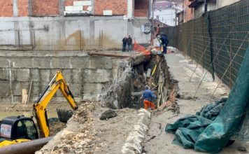 NOVI PAZAR: Zbog urušavanja temelja utonuo put, ulica zatvorena za saobraćaj (FOTO) novi-pazar:-zbog-urusavanja-temelja-utonuo-put,-ulica-zatvorena-za-saobracaj-(foto)