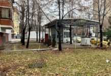 OVAKVU BAHATOST JOŠ NIJESMO VIDJELI NA ULICAMA NOVOG PAZARA! Čovjek ogradio terasu na autobuskoj stanici i javnom zemljištu! Foto