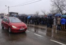 Mešihat ponovo okupio pristalice kod Velikog groblja u Novom Pazaru (FOTO) mesihat-ponovo-okupio-pristalice-kod-velikog-groblja-u-novom-pazaru-(foto)