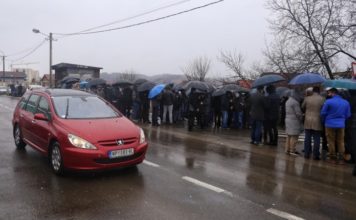 Mešihat ponovo okupio pristalice kod Velikog groblja u Novom Pazaru (FOTO) mesihat-ponovo-okupio-pristalice-kod-velikog-groblja-u-novom-pazaru-(foto)