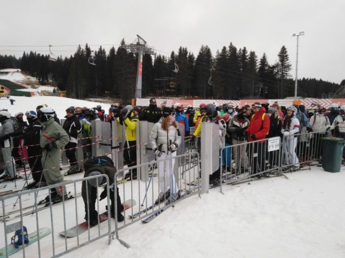 kopaonik-i-dalje-prepun-skijasa,-pojedinima-zbog-nepostovanja-mera-oduzimane-ski-karte kopaonik-i-dalje-prepun-skijasa,-pojedinima-zbog-nepostovanja-mera-oduzimane-ski-karte
