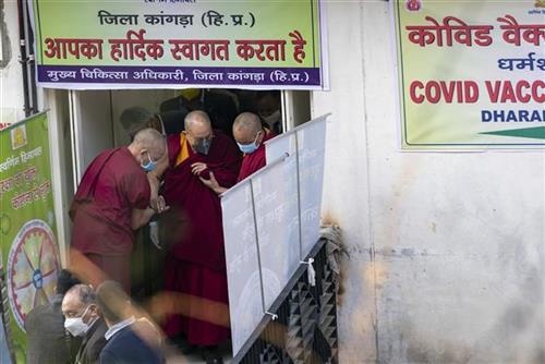dalaj-lama-primio-prvu-dozu-vakcine-protiv-kovid-19